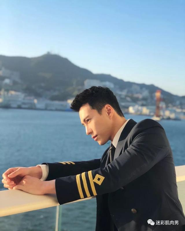 海兰察演飞行员,这身材穿正装太帅了