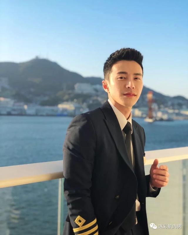 海兰察演飞行员,这身材穿正装太帅了
