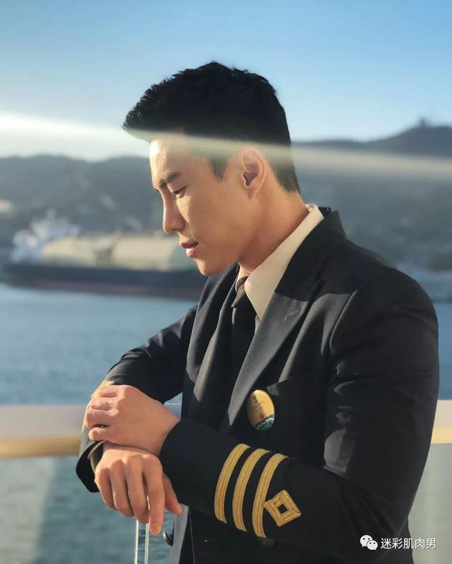 海兰察演飞行员,这身材穿正装太帅了