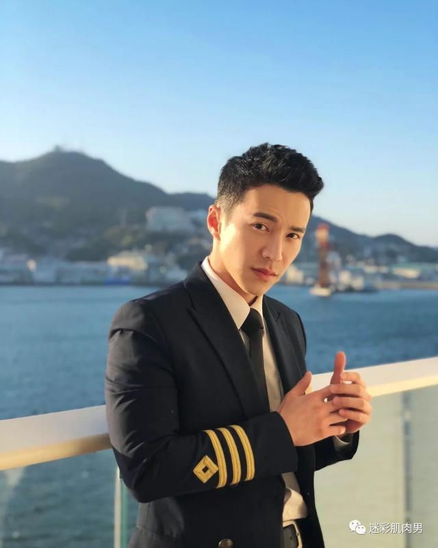 海兰察演飞行员,这身材穿正装太帅了