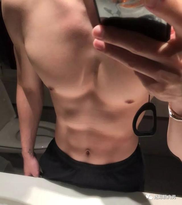 海兰察演飞行员,这身材穿正装太帅了