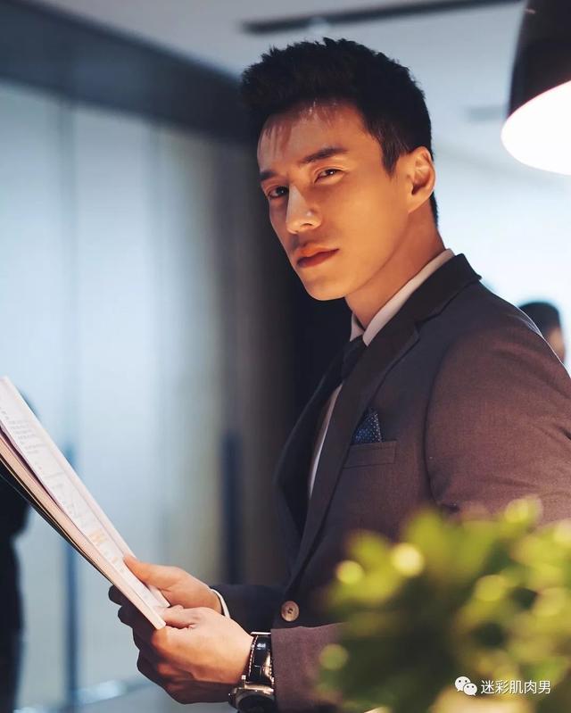 海兰察演飞行员,这身材穿正装太帅了