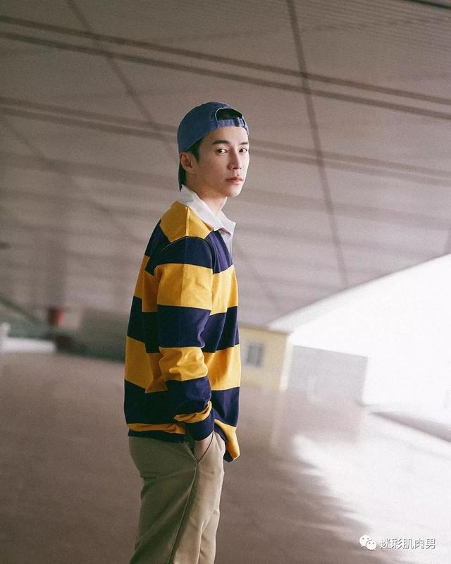 海兰察演飞行员,这身材穿正装太帅了