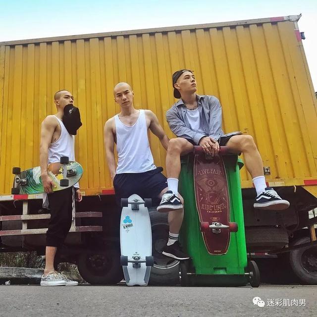 海兰察演飞行员,这身材穿正装太帅了