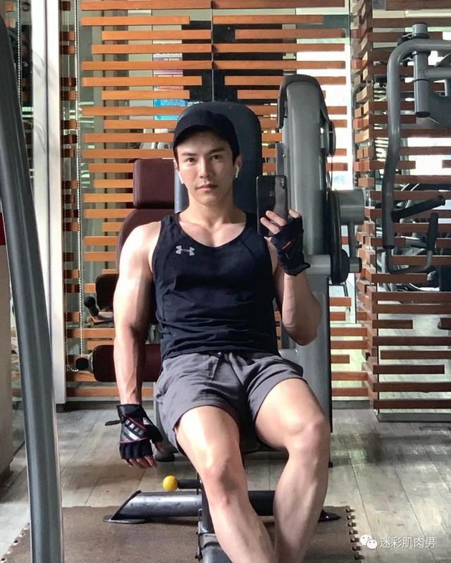 海兰察演飞行员,这身材穿正装太帅了