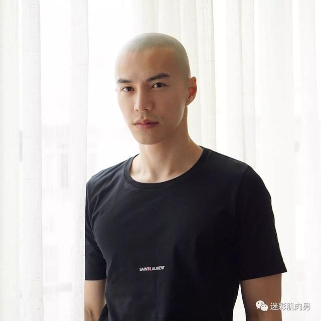 海兰察演飞行员,这身材穿正装太帅了