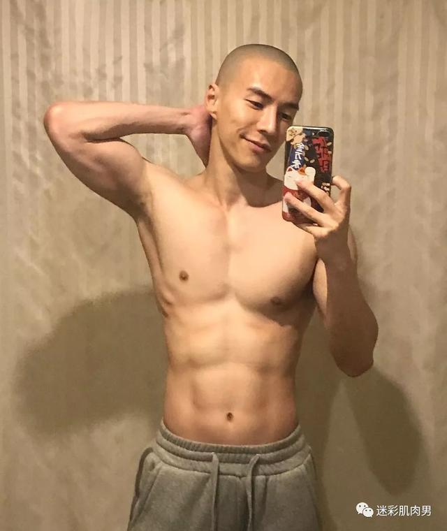 海兰察演飞行员,这身材穿正装太帅了