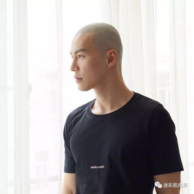 海兰察演飞行员,这身材穿正装太帅了