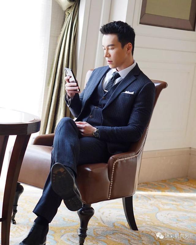 海兰察演飞行员,这身材穿正装太帅了