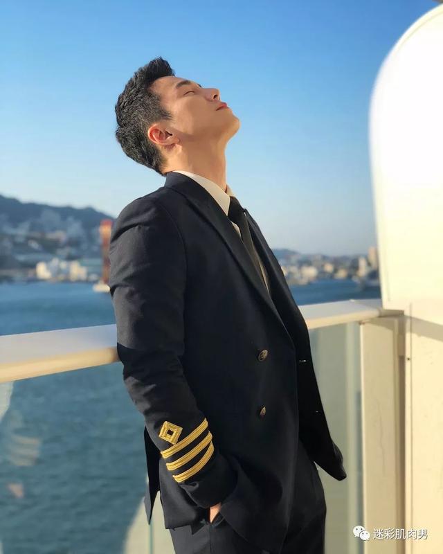 海兰察演飞行员,这身材穿正装太帅了