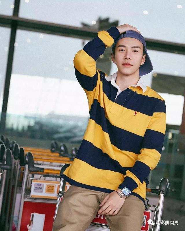 海兰察演飞行员,这身材穿正装太帅了