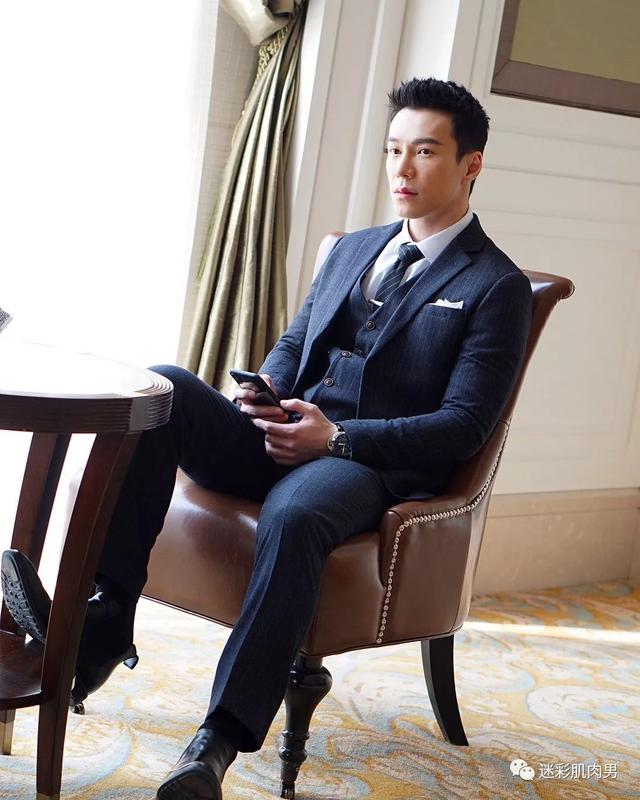 海兰察演飞行员,这身材穿正装太帅了