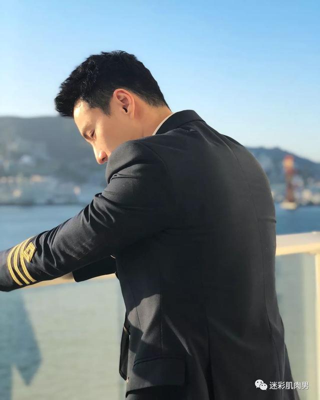海兰察演飞行员,这身材穿正装太帅了