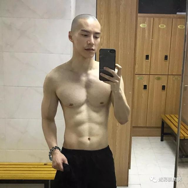 海兰察演飞行员,这身材穿正装太帅了