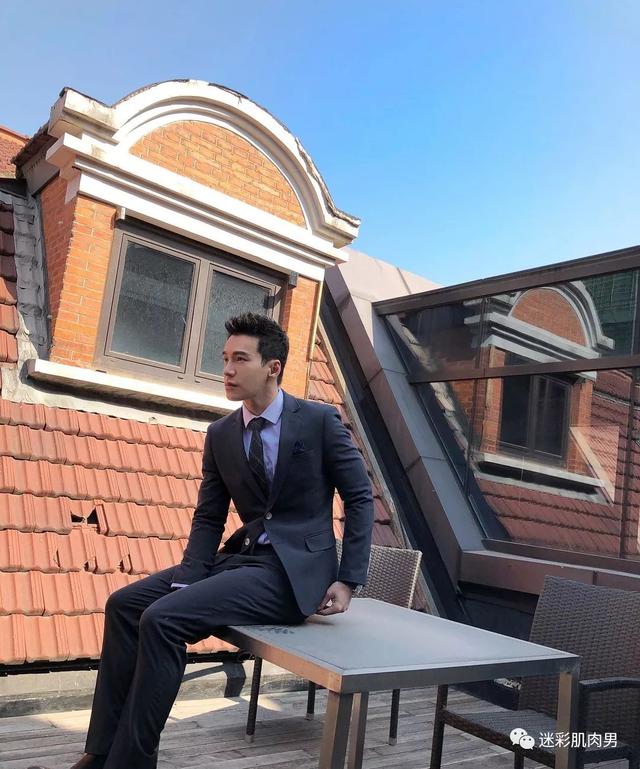 海兰察演飞行员,这身材穿正装太帅了