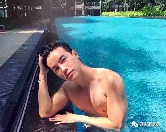 海兰察演飞行员,这身材穿正装太帅了