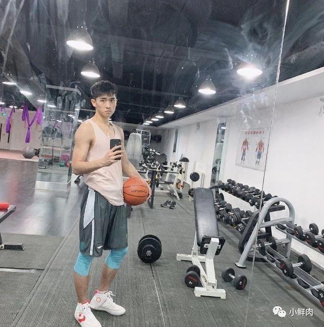 193cm西安体院校草火了,身材好到令人发指