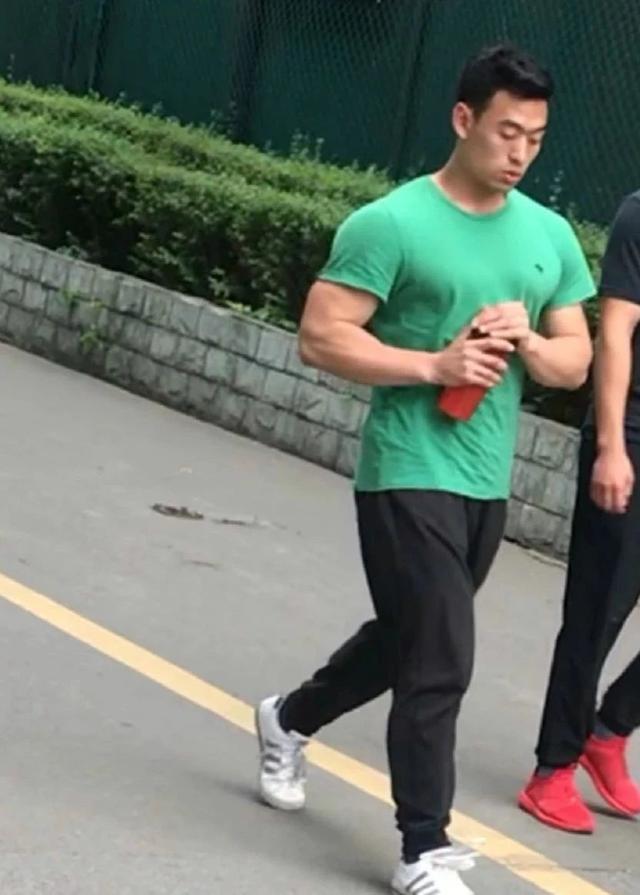 193cm西安体院校草火了,身材好到令人发指