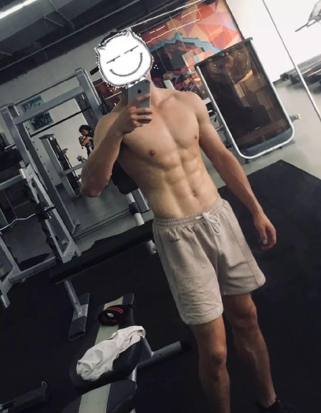 武汉体院男生张峰进演艺圈,肌肉身材没藏住了