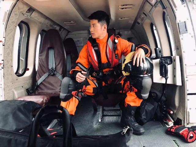 武汉体院男生张峰进演艺圈,肌肉身材没藏住了