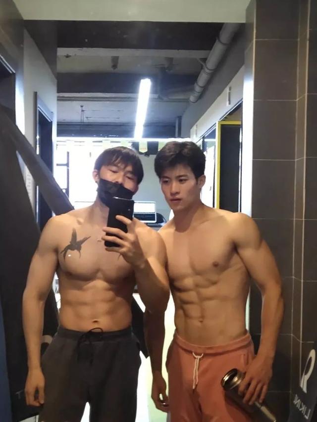 武汉体院男生张峰进演艺圈,肌肉身材没藏住了