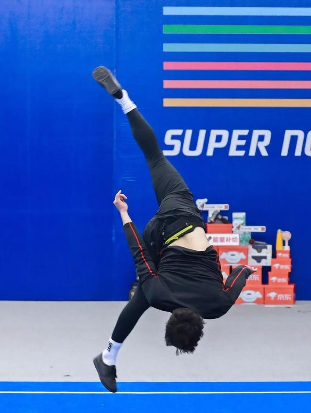 武汉体院男生张峰进演艺圈,肌肉身材没藏住了