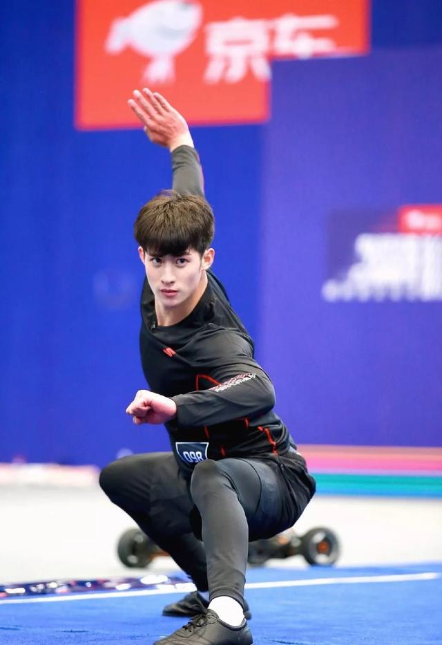 武汉体院男生张峰进演艺圈,肌肉身材没藏住了