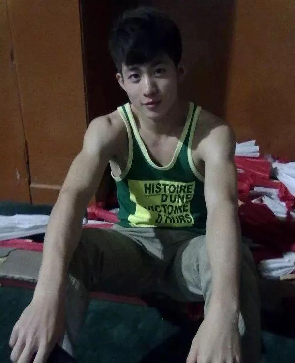 武汉体院男生张峰进演艺圈,肌肉身材没藏住了