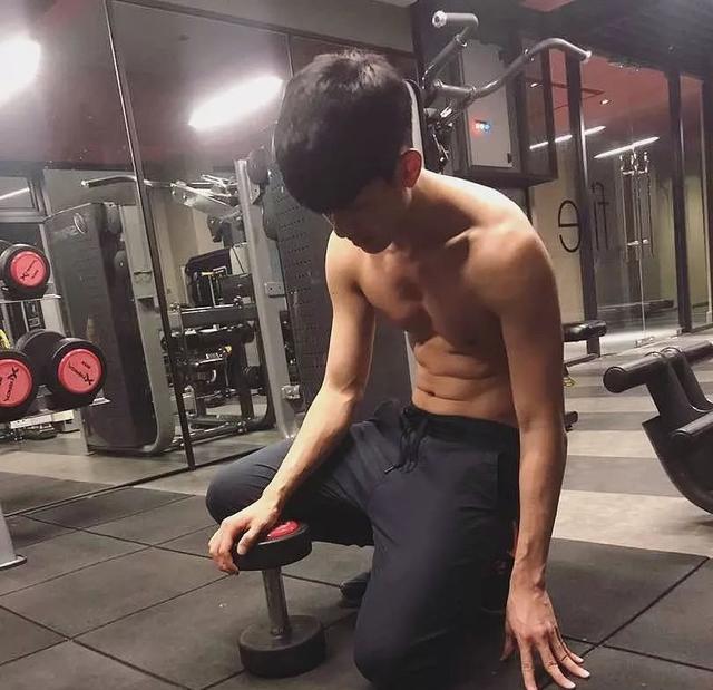 酷似刘昊然的小帅哥,身材比刘昊然还好