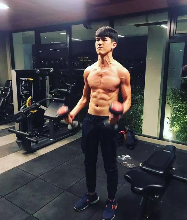 酷似刘昊然的小帅哥,身材比刘昊然还好