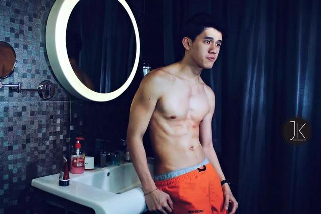 酷似刘昊然的小帅哥,身材比刘昊然还好