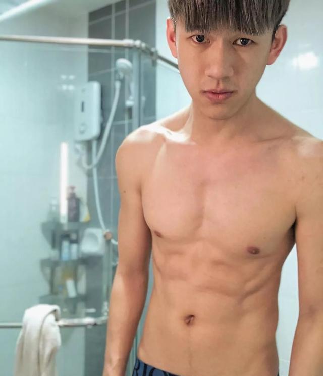 酷似刘昊然的小帅哥,身材比刘昊然还好