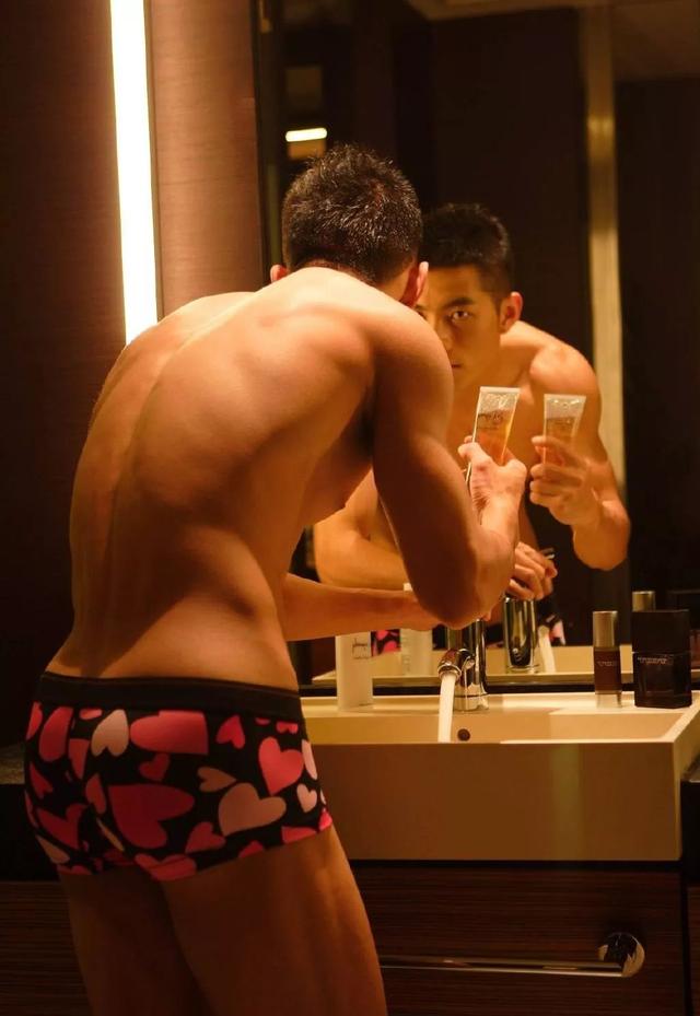 曾经红极一时的亚洲先生朱晓辉,如今身材怎么样了?