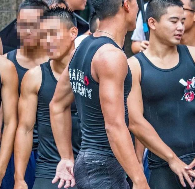 龙舟体育生的身材到底有多好?满屏都是男性荷尔蒙的味道