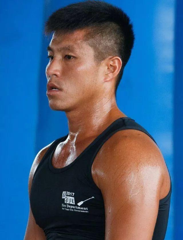 龙舟体育生的身材到底有多好?满屏都是男性荷尔蒙的味道