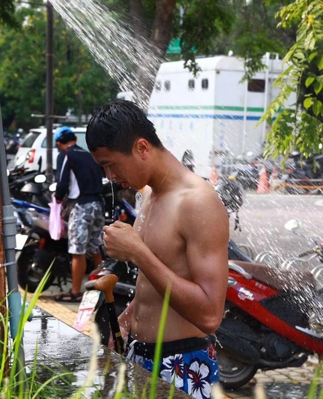 龙舟体育生的身材到底有多好?满屏都是男性荷尔蒙的味道