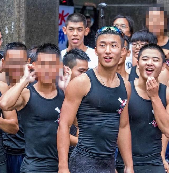 龙舟体育生的身材到底有多好?满屏都是男性荷尔蒙的味道