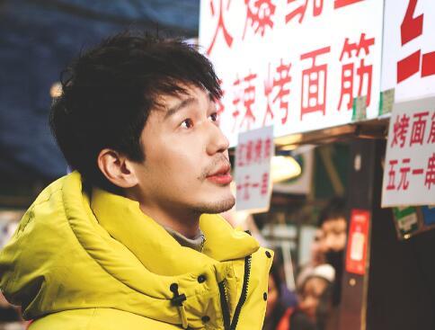 盘点男星们的接地气现场‖牛骏峰机场分菜花,邓伦东北花床单遛狗