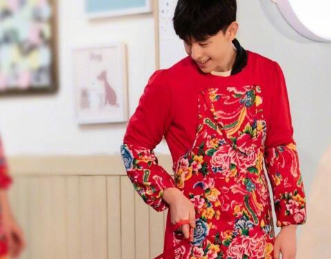 盘点男星们的接地气现场‖牛骏峰机场分菜花,邓伦东北花床单遛狗