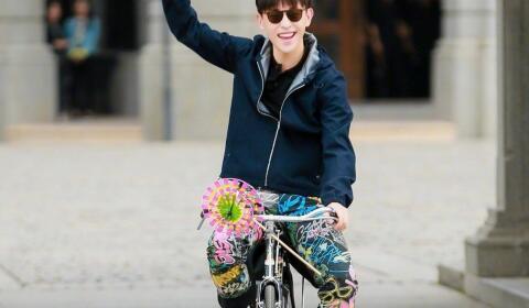 盘点男星们的接地气现场‖牛骏峰机场分菜花,邓伦东北花床单遛狗