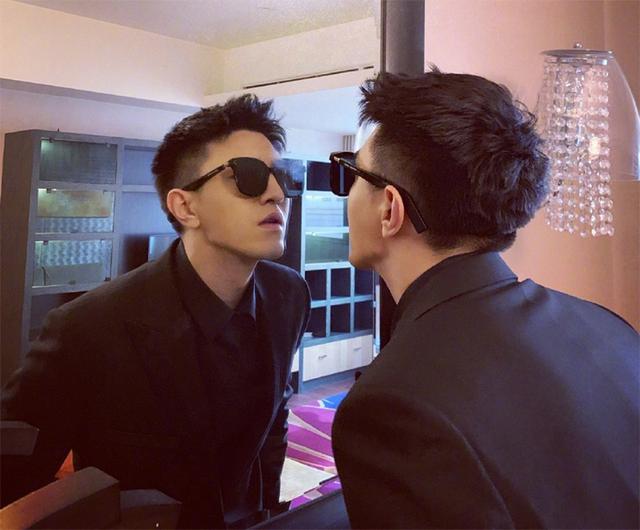 金瀚玩儿墨镜杀,墨镜一戴谁都不爱,瀚哥你还是我认识的小奶狗么