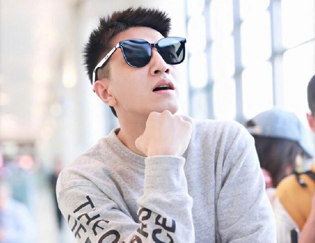 金瀚玩儿墨镜杀,墨镜一戴谁都不爱,瀚哥你还是我认识的小奶狗么