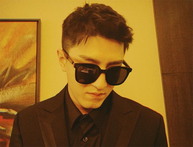 金瀚玩儿墨镜杀,墨镜一戴谁都不爱,瀚哥你还是我认识的小奶狗么