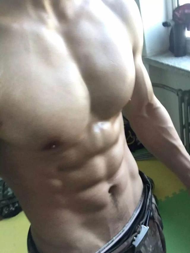 终于可以正大光明看兵哥哥的腹肌了,央视都发了