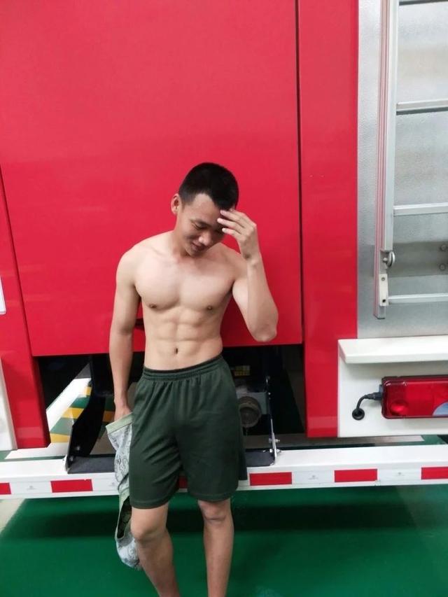 终于可以正大光明看兵哥哥的腹肌了,央视都发了