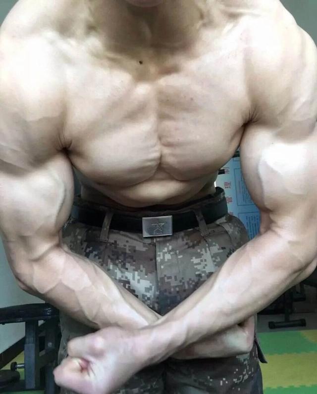 终于可以正大光明看兵哥哥的腹肌了,央视都发了