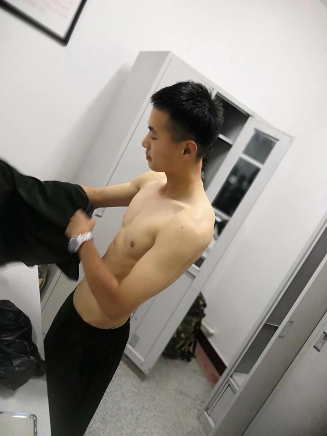 终于可以正大光明看兵哥哥的腹肌了,央视都发了