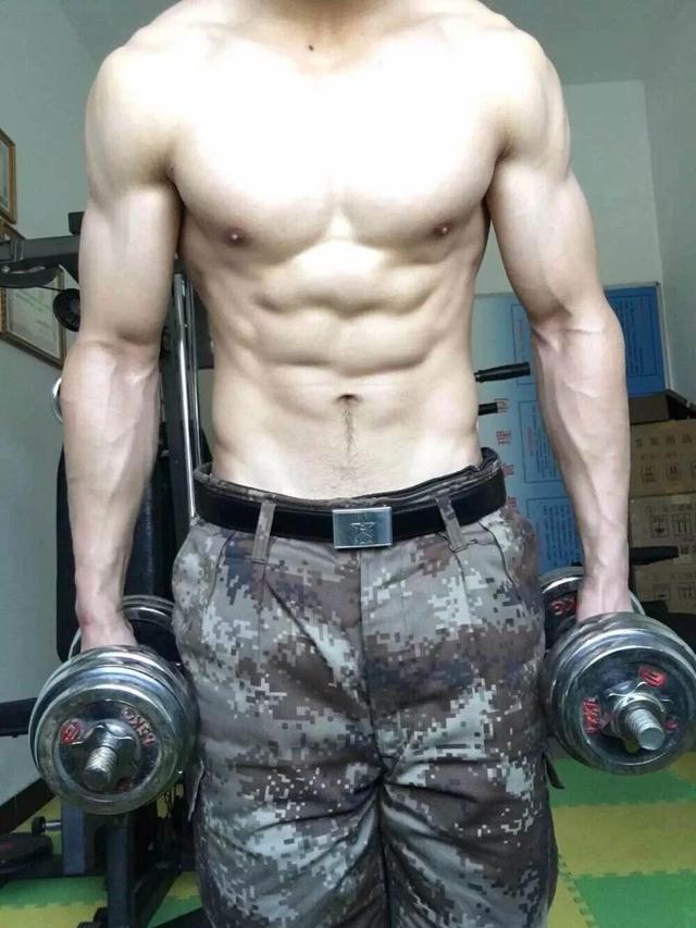 终于可以正大光明看兵哥哥的腹肌了,央视都发了