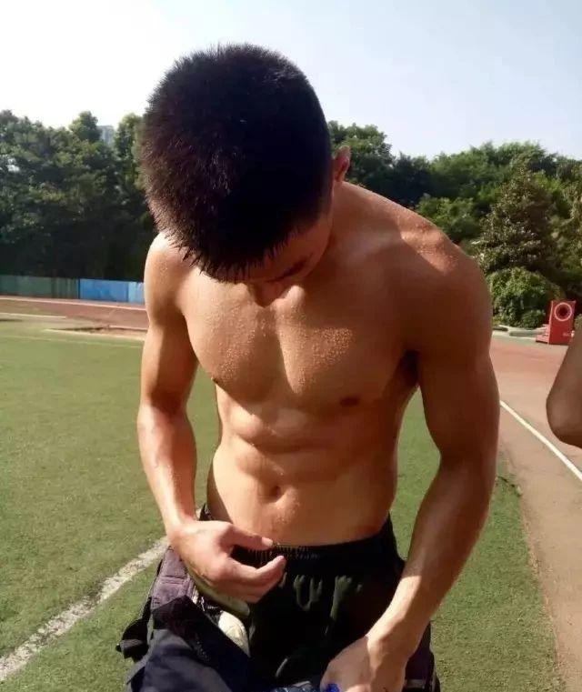 终于可以正大光明看兵哥哥的腹肌了,央视都发了