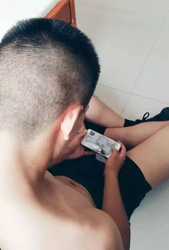 终于可以正大光明看兵哥哥的腹肌了,央视都发了